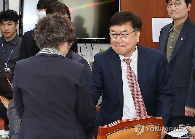 청원심사소위 입장하는 서범수 소위원장 (서울=연합뉴스) 김주형 기자 = 3일 서울 여의도 국회에서 열린 미군 위안부 기지촌에 대한 국가의 사과 촉구와 경기 동두천시 기지촌 성병관리소 철거 반대에 관한 청원 등을 심의하는 여성가족위원회 제1차 청원심사소위원회에 국민의힘 소속 서범수 소위원장이 입장하고 있다. 2025.4.3 kjhpress@yna.co.kr