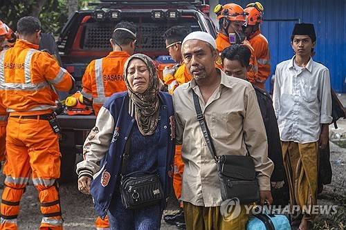 사고 현장 찾은 피해자 가족들 [EPA 연합뉴스. 재판매 및 DB 금지]