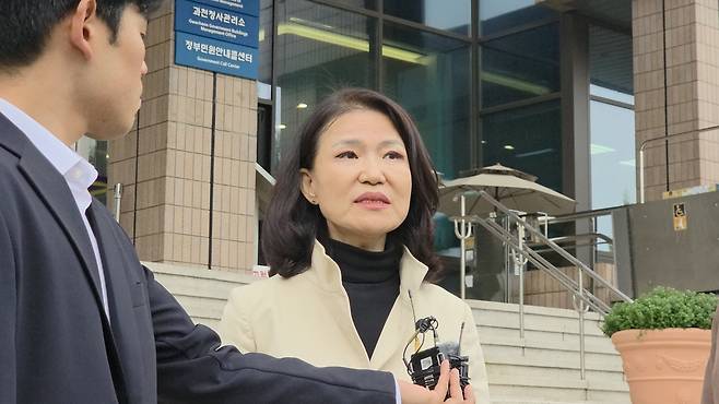 30일 오후 정부과천청사에서 이진숙 방송통신위원장이 퇴근하며 소회를 밝히고 있다. [촬영 나확진]