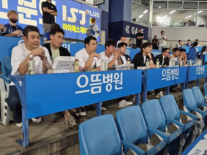 오승환 은퇴경기 찾은 1982년 야구인들 추신수(왼쪽에서 다섯번째) 등 1982년생 야구인들이 30일 대구삼성라이온즈파크에서 열린 2025 프로야구 삼성 라이온즈와 KIA 타이거즈 경기를 방문해 은퇴식을 앞둔 오승환(가운데)을 응원하고 있다. 2025.9.30. [SSG 랜더스 제공. 재배포 및 DB 금지]