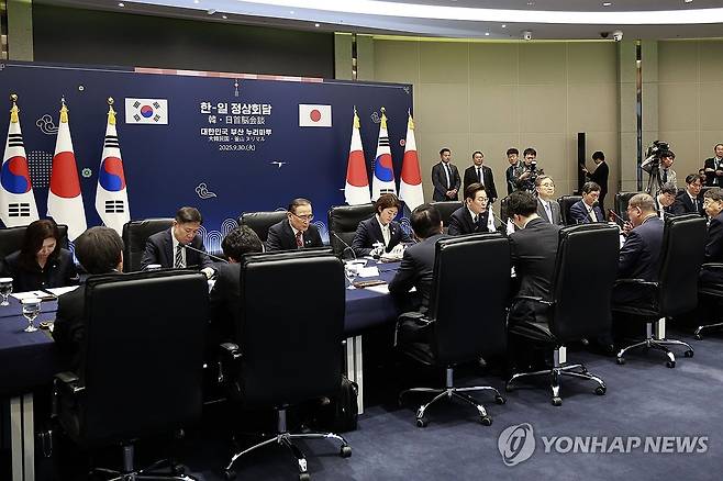 셔틀 외교 정착, 부산에서 만난 한일 정상 (부산=연합뉴스) 김도훈 기자 = 이재명 대통령과 이시바 시게루 일본 총리가 30일 부산 누리마루 APEC 하우스에서 한일 정상회담을 하고 있다. 2025.09.30 [대통령실통신사진기자단] superdoo82@yna.co.kr