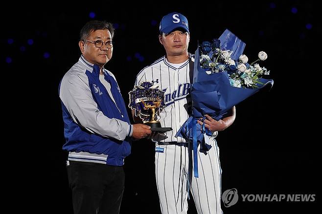 은퇴선물 받는 오승환 (대구=연합뉴스) 김현태 기자 = 30일 대구 삼성라이온즈파크에서 열린 삼성의 마무리투수 오승환의 은퇴식에서 오승환이 은퇴선물을 받고 있다. 2025.9.30 mtkht@yna.co.kr