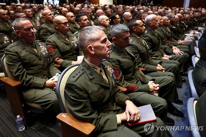 전군 지휘관 회의 참석한 미군 장성들 (콴티코[美버지니아주] 로이터=연합뉴스) 미군 장성들이 30일(현지시간) 콴티코 해병기지에서 열린 전군 지휘관 회의에 참석해 피트 헤그세스 미국 국방부 장관의 연설을 듣고 있다. 2025.9.30