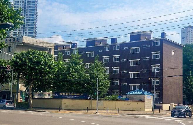 ▲ 지난 18일 학익동 장미아파트 모습. 아파트 담장에 '조합설립 추진위원회 신청접수 완료', '성공적인 재건축 사업을 기원합니다'라고 적힌 현수막이 걸려 있다.