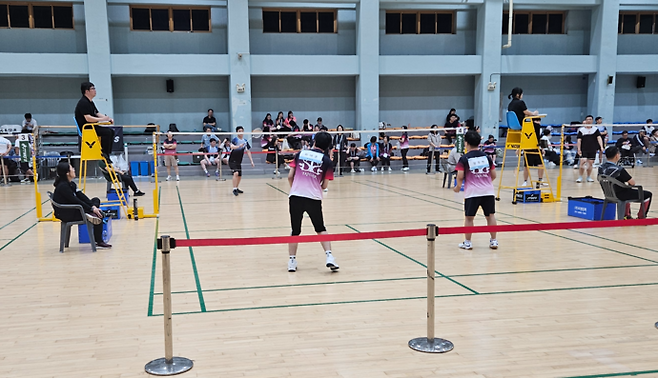 30일 포천시 일원서 폐막한 2025경기북부장애인체육대회 배드민턴 종목서 참가 선수들이 경기에 임하고 있다. 사진=경기도장애인체육회