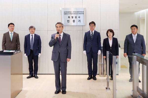 윤석열 전 대통령 부인 김건희 씨와 관련한 각종 의혹 사건을 수사하는 민중기 특별검사가 7월2일 서울 종로구 KT광화문빌딩에 마련된 사무실 앞에서 현판 제막을 한 뒤 발언하고 있다. 왼쪽부터 박상진·문홍주 특검보, 민중기 특검, 김형근·오정희 특검보, 홍지항 지원단장. 2025.07.02 [사진=연합뉴스]&nbsp;