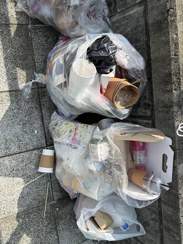 1일 전주월드컵경기장 출입 게이트 올라가는 길 한쪽에 쓰레기가 모여 있다. 박현우 기자