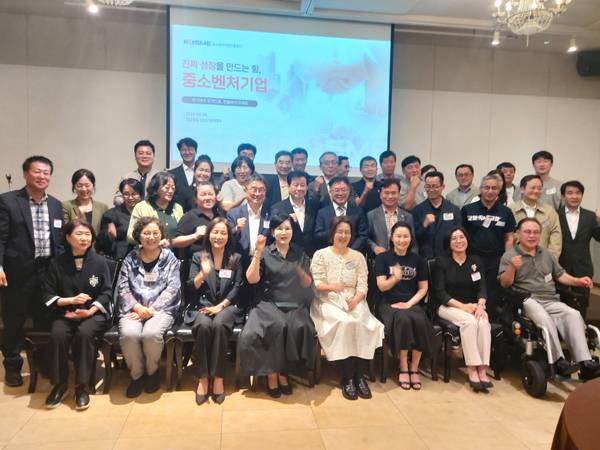 제8기 경남매일 CEO아카데미 참석자들이 강연 후 강석진 이사장과 기념촬영을 하고 있다. / 허충호 기자