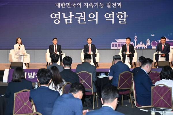 대한민국시도지사협의회 주최 지방자치 30주년 맞이 권역별(영남권) 정책토론회 '대한민국의 지속가능 발전과 영남권의 역할'이 1일 오후 창원컨벤션센터에서 열렸다. 협의회장인 유정복 인천시장, 박완수 경남도지사, 박형준 부산시장, 김두겸 울산시장이 대담하고 있다. /김구연 기자