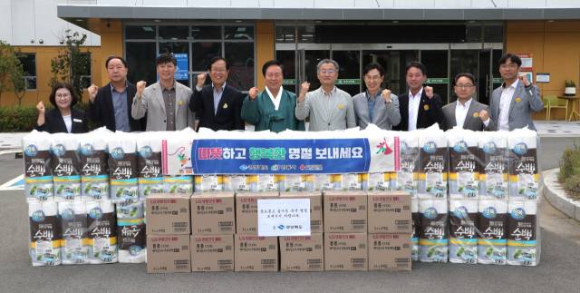안동시는 지난달 29일부터 2일까지 추석을 맞아 복지시설과 취약계층을 대상으로 위문을 실시한다. 사진은 지난달 29일 권기창 안동시장이 대성사회복지재단을 찾아 위문품을 전달한 모습. 안동시 제공