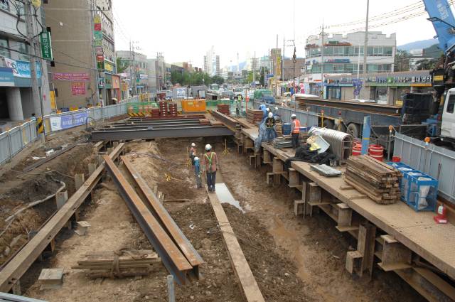 대구시는 지난 2011년 대구도시철도 1호선 서편구간 연장에 나서 달성군 내 2개의 역을 신설했다. 사진은 화원역 연장공사 모습. 달성군 제공.