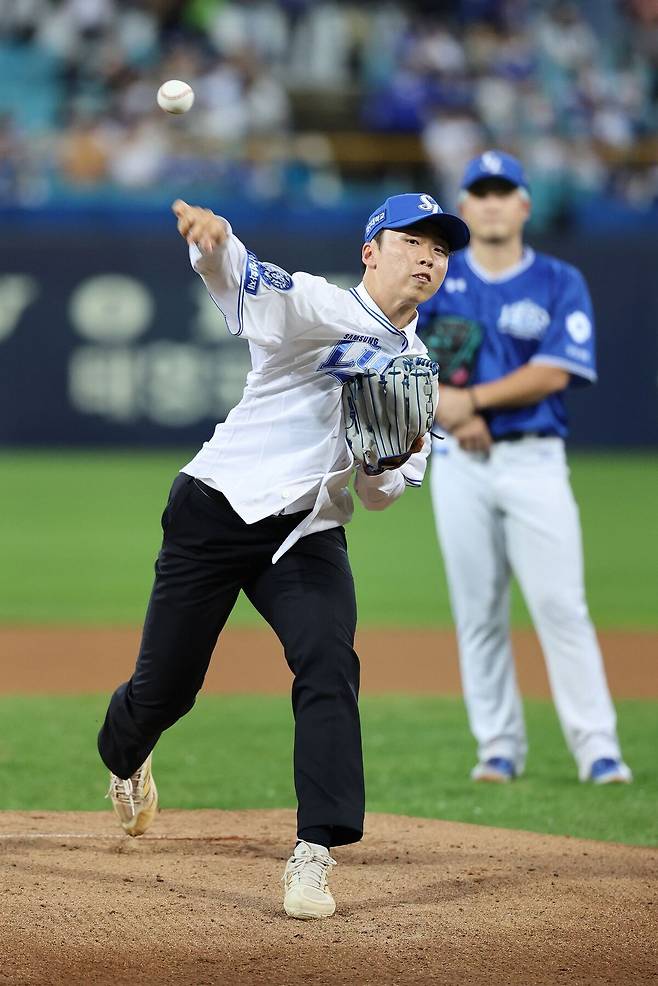 삼성라이온즈 2026 신인드래프트 1라운드 지명 이호범이 지난달 25일 라이온즈 파크에서 진행된 ‘루키스데이’에서 시구를 하고 있다. /삼성라이온즈 제공