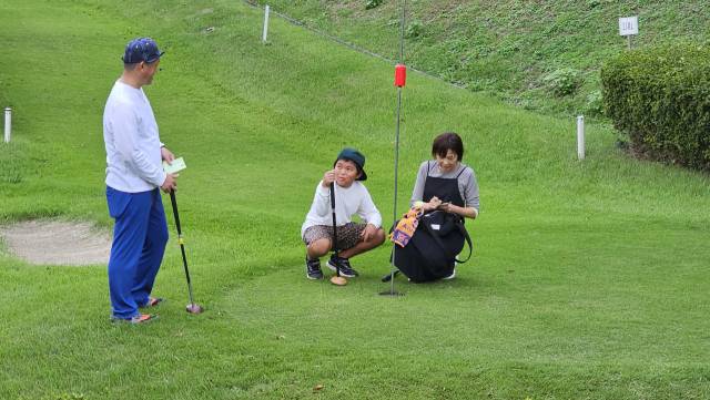시마가 오토시 가족이 지난달 23일 와카야마현 기미노정 노카미후레아공원을 찾아 파크골프를 즐기고 있었다. 김태권 기자