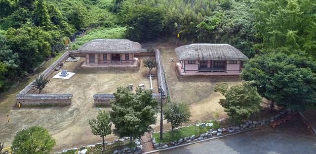 경북 영덕군 축산면 신돌석 장군(1878~1908)의 생가. 어린 나이에 항일구국운동을 하다가 목숨을 잃은 의병 신돌석 장군은 을사늑약 다음 해인 1906년에 의병을 일으켜 영해, 영덕, 평해에서부터 삼척, 양양, 강릉, 원주, 안동, 영양 등 경상북도 북동부와 강원도 일대까지 게릴라전으로 왜군에게 저항했던 의병장이다.