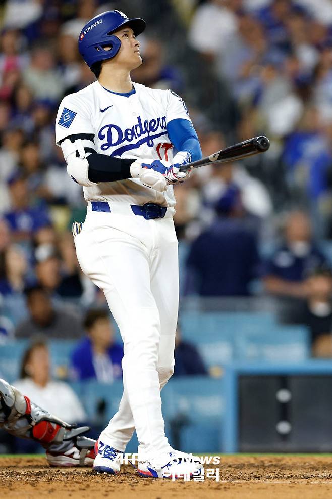 LA다저스의 오타니 쇼헤이가 큼지막한 홈런을 터뜨린 뒤 자신의 타구를 바라보고 있다. 사진=AFPBBNews