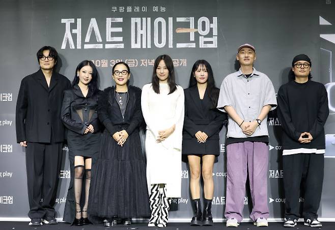 왼쪽부터 이진수, 이사배, 정샘물, MC 이효리, 심사위원 서옥, 심우진 PD, 박성환 PD(사진=뉴스1)