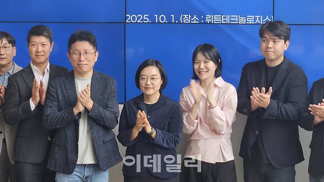 한성숙 중소벤처기업부 장관(가운데)이 1일 서울 서초구 뤼튼테크놀로지스에서 열린 ‘혁신 AI 스타트업 간담회’에서 기념사진을 찍고 있다.(사진=김세연기자)