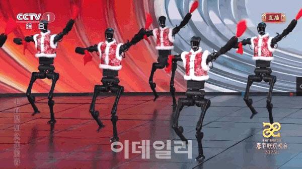 지난 1월 중국 CCTV에서 방영한 춘완에 등장한 유니트리 로봇 H1.(사진=웨이보)
