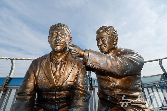 25일 서울 마포대교에 '한번만 더 동상'이 자리하고 있다.  ※우울감 등 말하기 어려운 고민이 있거나 주변에 이런 어려움을 겪는 가족·지인이 있을 경우 자살 예방 상담 전화 ☎109 또는 자살 예방 SNS 상담 '마들랜'에서 24시간 전문가의 상담을 받을 수 있습니다. 2025.9.25/뉴스1 ⓒ News1 안은나 기자