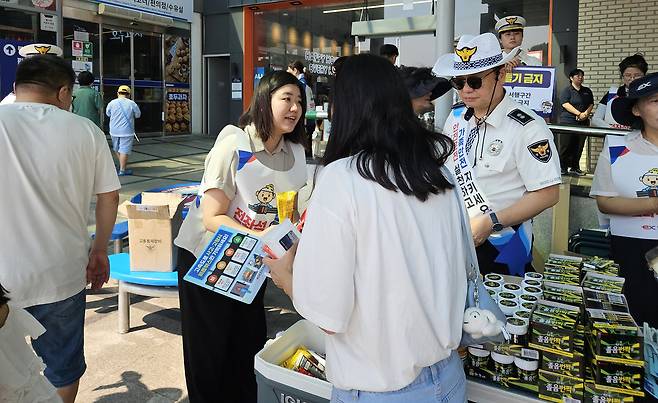 기흥휴게소(부산 방향)에서 방문객들에게 졸음운전방지를 위해 졸음번쩍껌 등을 나눠주는 모습.(롯데웰푸드 제공)
