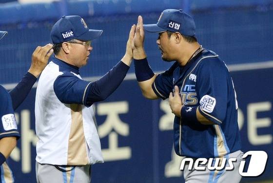 NC 다이노스에서 감독과 선수로 함께 했던 김경문 한화 감독과 이호준 NC 감독. /뉴스1 ⓒ News1 오대일 기자