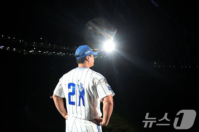 삼성 라이온즈 마무리 투수 오승환이 30일 오후 대구 수성구 삼성라이온즈파크에서 열린 은퇴식에서 자신의 앞날을 격려하는 내용의 전광판 영상을 바라보고 있다. 2025.9.30/뉴스1 ⓒ News1 공정식 기자