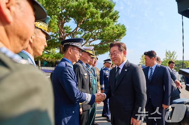 이재명 대통령이 1일 충남 계룡대에서 열린 건군 77주년 국군의 날 기념식에서 참석자들과 악수하고 있다. (대통령실 제공. 재판매 및 DB 금지) 2025.10.1/뉴스1 ⓒ News1 허경 기자