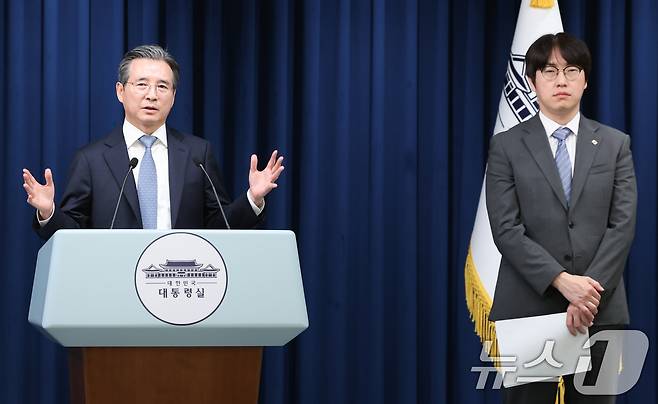 김용범 정책실장이 1일 서울 용산 대통령실 청사에서 샘 올트먼 오픈AI CEO 접견 관련 브리핑을 하고 있다. 오른쪽은 하정우 AI미래기획수석. 2025.10.1/뉴스1 ⓒ News1 허경 기자