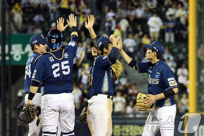 1일 오후 서울 송파구 잠실야구장에서 열린 프로야구 2025 신한 SOL 뱅크 KBO 리그 NC 다이노스와 LG 트윈스의 경기에서 7대3으로 승리한 NC 선수들이 기뻐하고 있다. 2025.10.1/뉴스1 ⓒ News1 황기선 기자