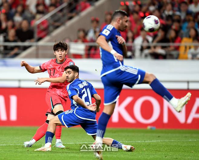 배준호가 10일 서울월드컵경기장에서 열린 2026 FIFA 북중미 월드컵 3차 예선 쿠웨이트와 경기에서 슛을 시도하고 있다.  2025. 6. 10. 상암 | 최승섭기자 thunder@sportsseoul.com
