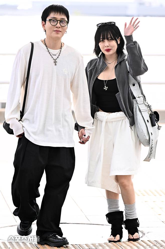 현아와 용준형 부부가 다정한 모습을 보여주고 있다. 이주상기자 rainbow@sportsseoul.com