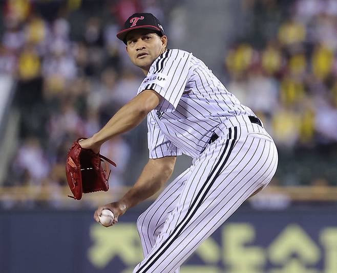 치리노스가 1일 잠실 NC전 투구에 임하고 있다. 사진 | 연합뉴스