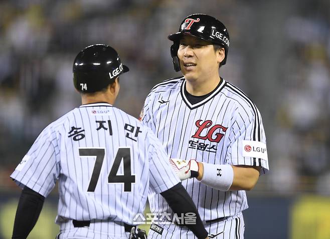 LG 김현수가 1일 서울 잠실구장에서 열린 2025 KBO리그 NC와 경기 1회말 2사2루 1타점 안타를 친 후 송지만 코치와 하이파이브를 하고 있다. 잠실 | 최승섭기자 thunder@sportsseoul.com