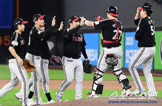 27일 대전 한화생명볼파크에서 열린 KBO리그 한화와 LG의 경기. LG가 한화에 승리했다. 경기 종료 후 승리의 기쁨을 나누고 있는 LG 선수들. 대전=송정헌 기자songs@sportschosun.com/2025.09.27/