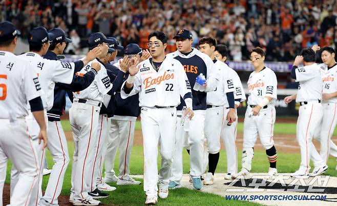 30일 대전한화생명볼파크에서 열린 롯데와 한화의 경기, 한화가 연장 10회말 터진 리베라토의 끝내기 안타로 1대0의 승리를 거뒀다. 승리의 기쁨을 함께하는 한화 선수들의 모습. 대전=허상욱 기자wook@sportschosun.com/2025.09.30/