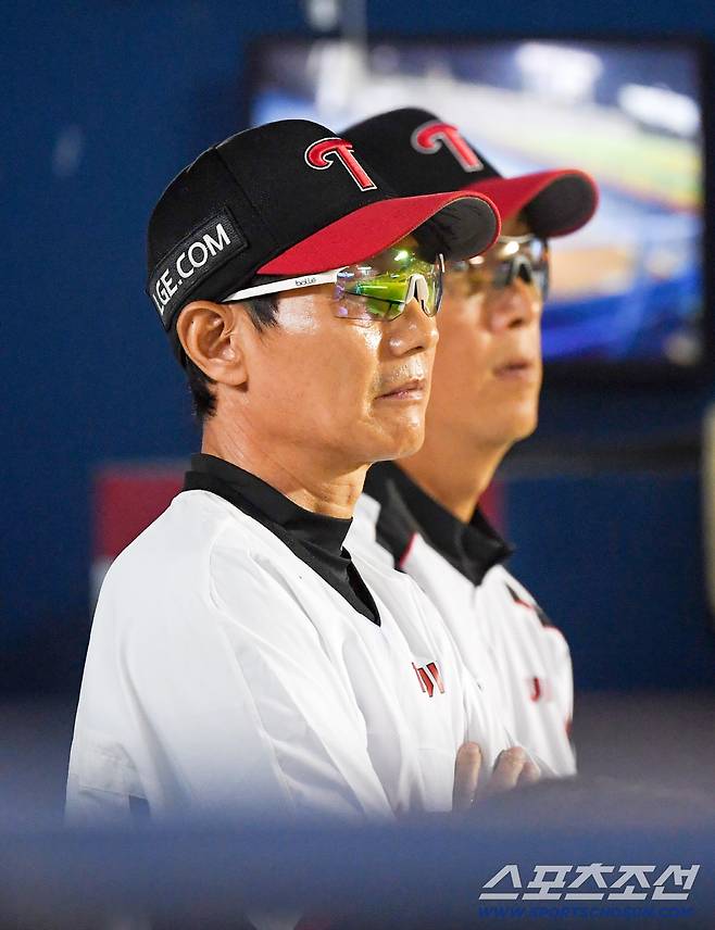 30일 잠실구장에서 열린 LG 트윈스와 두산 베어스의 경기. LG 염경엽 감독이 생각에 잠겨 있다. 잠실=박재만 기자 pjm@sportschosun.com/2025.09.30/