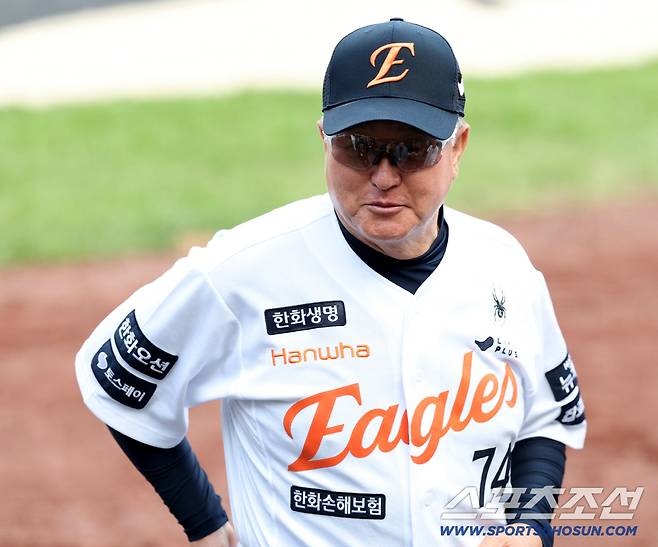 30일 대전한화생명볼파크에서 열린 롯데와 한화의 경기, 한화 김경문 감독이 취재진과 이야기를 하고 있다. 대전=허상욱 기자wook@sportschosun.com/2025.09.30/