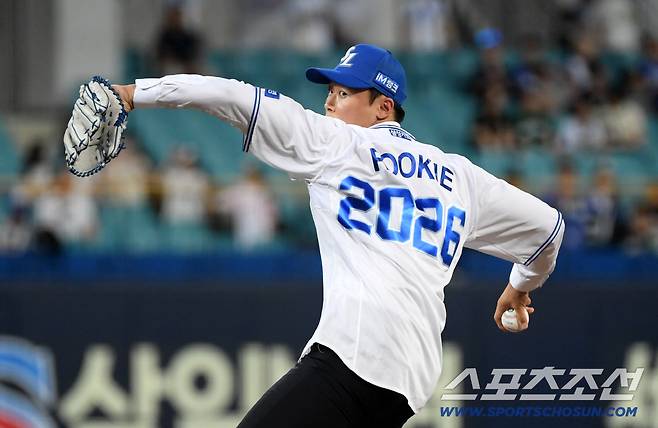 25일 대구 라이온즈파크에서 열린 삼성 라이온즈와 키움 히어로즈 경기. 2026 신인드래프트에서 1라운드 지명을 받은 이호범이 시구를 하고 있다. 대구=박재만 기자 pjm@sportschosun.com/2025.09.25/