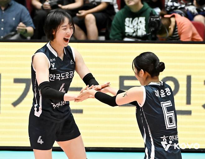 한국도로공사 황연주(왼쪽)가 세터 이윤정과 득점 후 기뻐하고 있다. 사진제공=KOVO