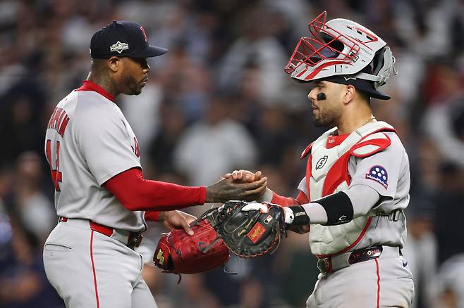 WCS 1차전을 승리로 마무리한 아롤디스 채프먼이 포수 카를로스 나르바에즈와 악수하고 있다. AFP연합뉴스