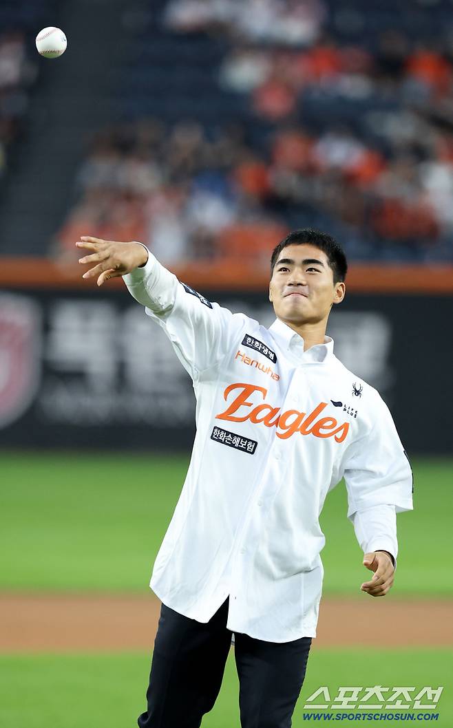 설레는 미소로 시구를 하는 오재원