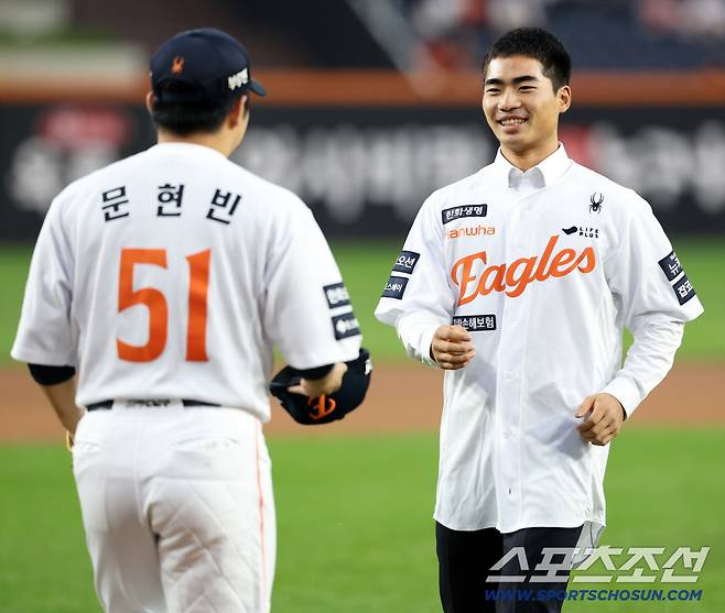 오재원의 공을 받아준 문현빈