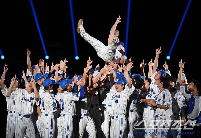 30일 대구 라이온즈파크에서 오승환의 은퇴식이 열렸다. 선수들이 오승환을 헹가래치고 있다. 대구=정재근 기자 cjg@sportschosun.com/2025.9.30/