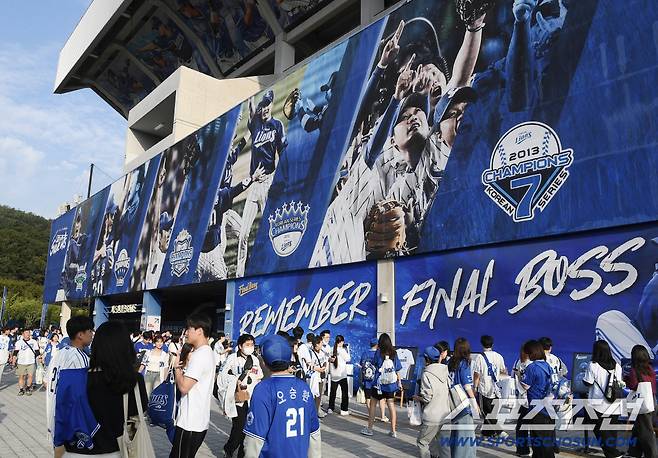 30일 대구 라이온즈파크. 오승환의 은퇴 경기를 보기 위해 많은 팬들이 경기장을 찾았다. 경기장 밖에 오승환을 기념하는 사진이 수놓아져 있다. 대구=정재근 기자 cjg@sportschosun.com/2025.9.30/