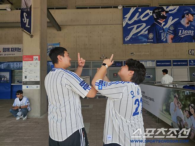 오승환의 세리머니를 보여주는 박준영-김민국씨. 김영록 기자