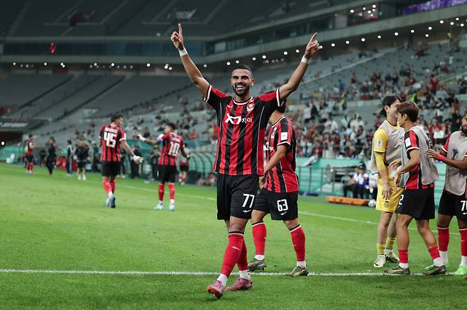 서울월드컵경기장/ 2025-2026 AFC 챔피언스리그 엘리트/ ACLE/ 리그스테이지 2차전/ FC서울 vs 부리람유나이티드FC/ 서울 루카스 득점/ 골 세레머니/ 사진 곽동혁