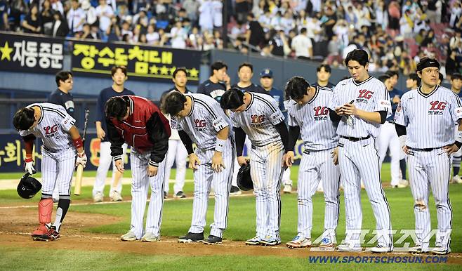 1일 잠실구장에서 열린 LG 트윈스와 NC 다이노스의 경기. 패한 LG 선수들이 아쉬워하고 있다. 잠실=박재만 기자 pjm@sportschosun.com/2025.10.01/