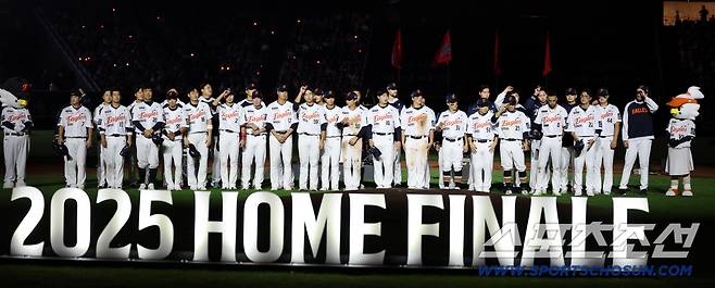 30일 대전한화생명볼파크에서 열린 롯데와 한화의 경기, 한화가 연장 10회말 터진 리베라토의 끝내기 안타로 1대0의 승리를 거뒀다. 경기가 끝난 후 캡틴 채은성과 선수단이 팬들에게 감사인사를 하고 있다. 대전=허상욱 기자wook@sportschosun.com/2025.09.30/