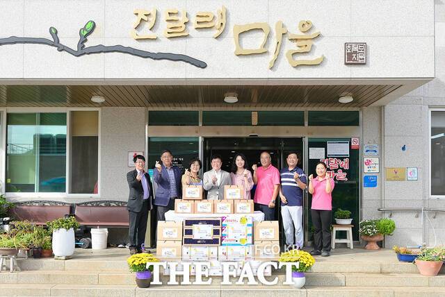 정기명 여수시장이간부 공무원들과 함께 지역 사회복지시설을 방문해 종사자들을 격려하고 위문품을 전달하고 있다./여수시