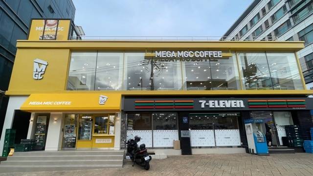 모바일 상품권 수수료를 점주에게 몰래 떠넘긴 메가MGC커피 가맹본부가 공정거래위원회의 제재를 받게 됐다./메가커피